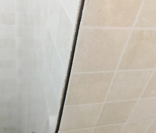 华亭瓷砖空鼓维修公司分享阳台瓷砖脱落的修复过程可以分为以下几个步骤