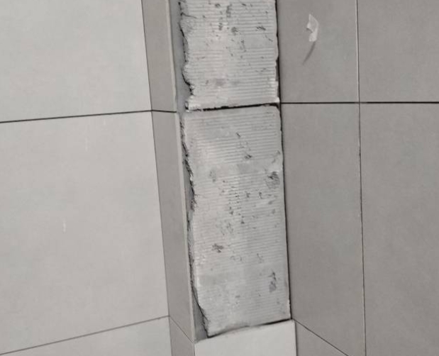 华亭瓷砖空鼓维修公司分享下瓷砖施工前基层浇水润湿程度不足，可能导致以下问题